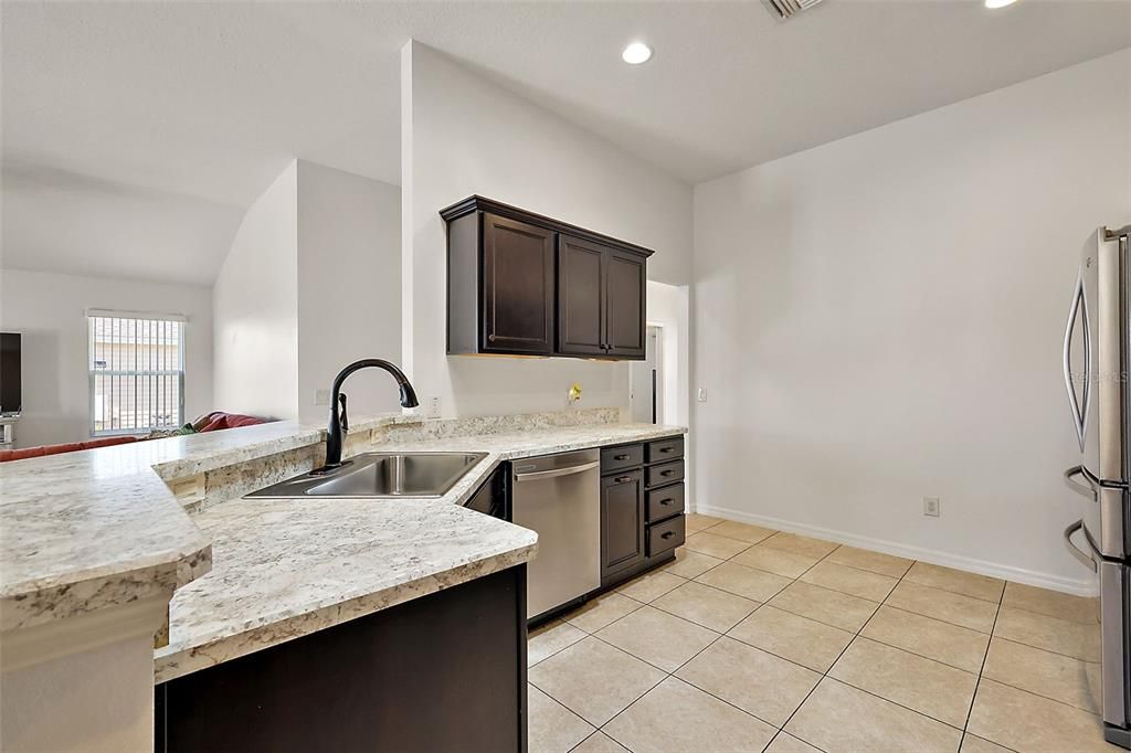 待售: $450,000 (4 贝兹, 2 浴室, 2003 平方英尺)