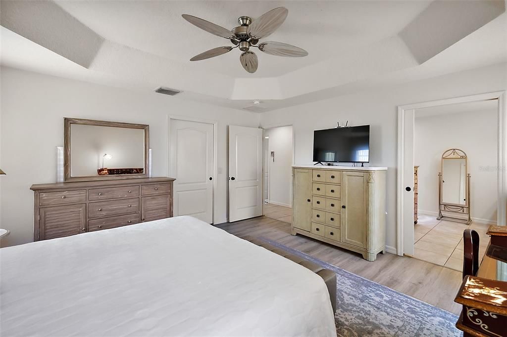 待售: $450,000 (4 贝兹, 2 浴室, 2003 平方英尺)