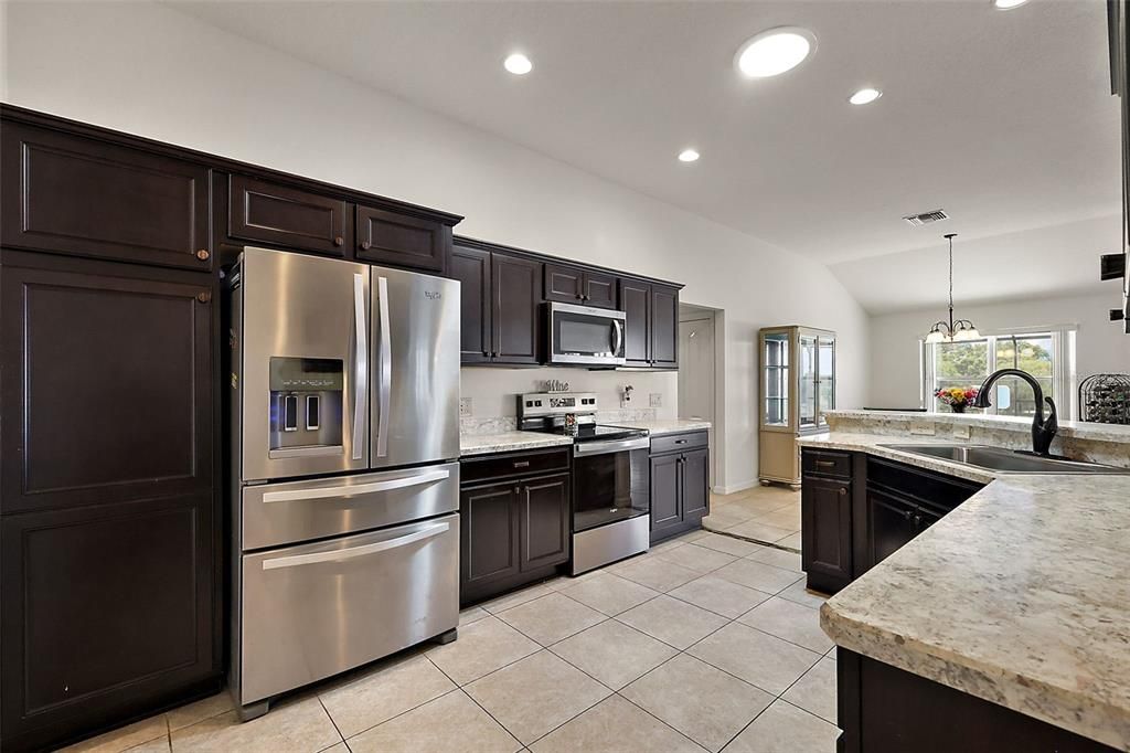 待售: $450,000 (4 贝兹, 2 浴室, 2003 平方英尺)