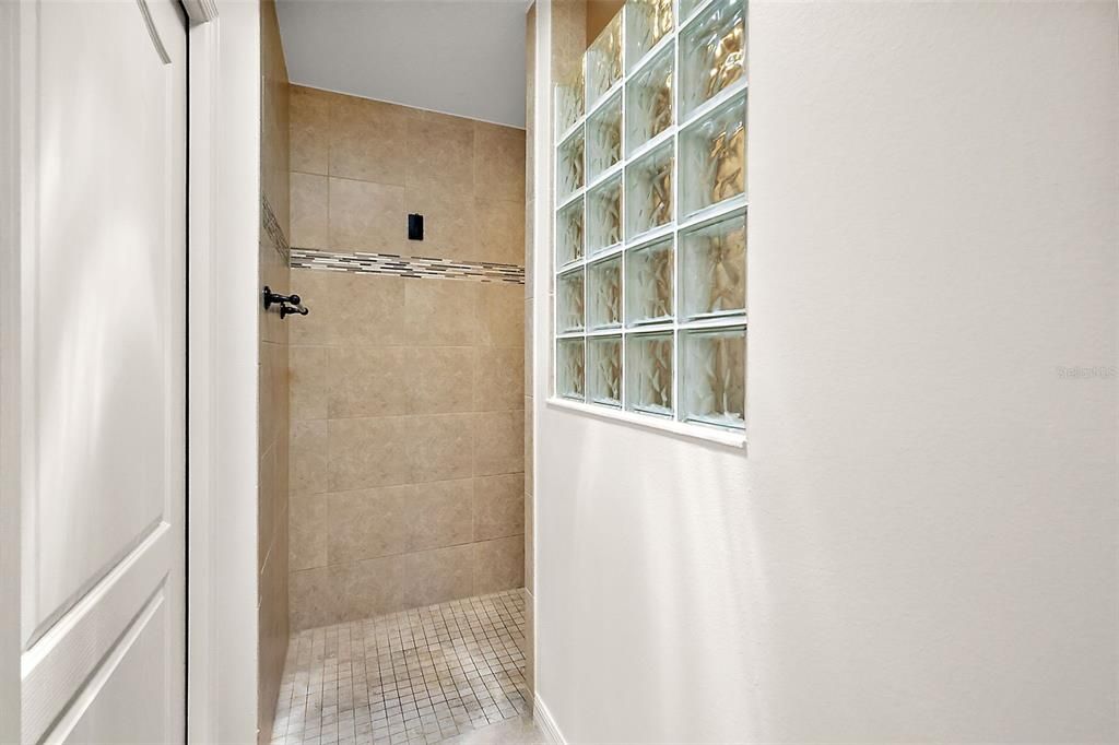 待售: $450,000 (4 贝兹, 2 浴室, 2003 平方英尺)