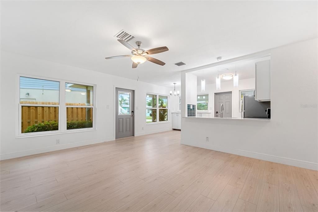 For Sale: $409,900 (2 beds, 1 baths, 1117 Square Feet)