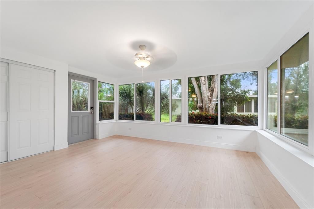 For Sale: $409,900 (2 beds, 1 baths, 1117 Square Feet)