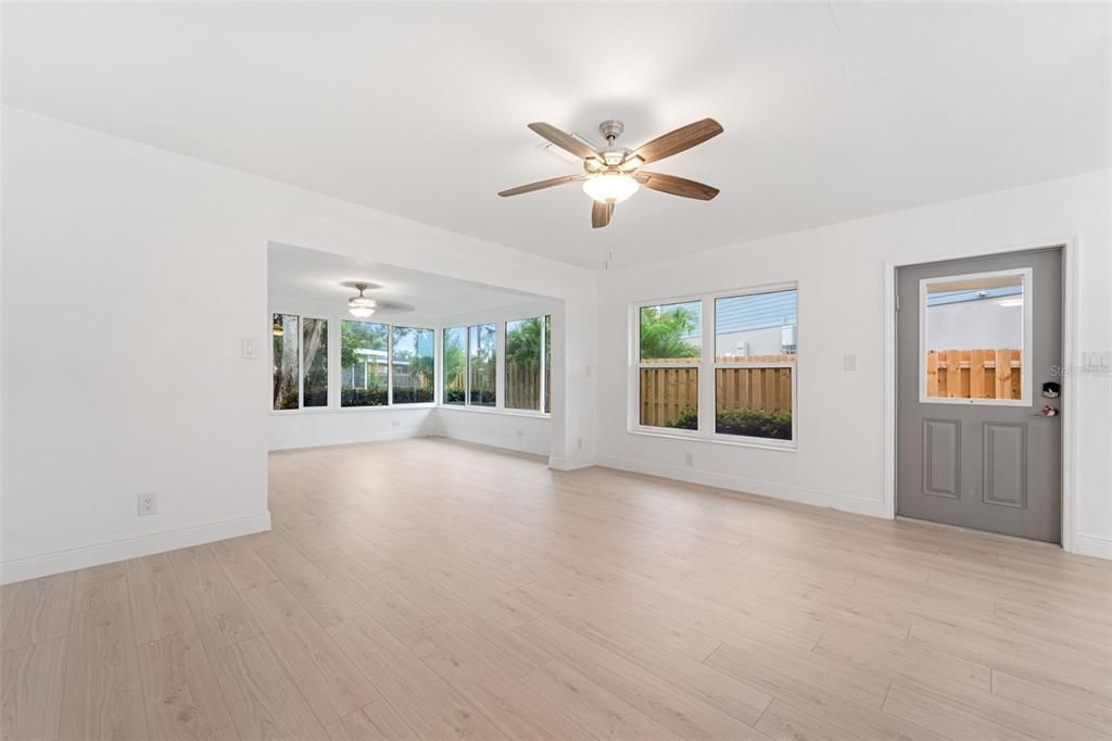 For Sale: $409,900 (2 beds, 1 baths, 1117 Square Feet)