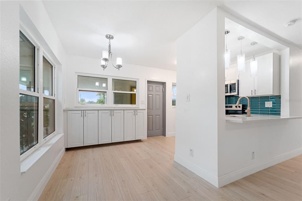 For Sale: $409,900 (2 beds, 1 baths, 1117 Square Feet)