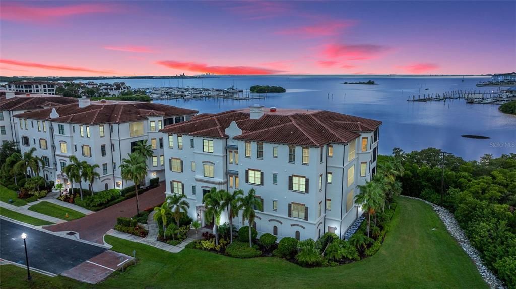 合同活跃: $1,854,900 (3 贝兹, 3 浴室, 2982 平方英尺)