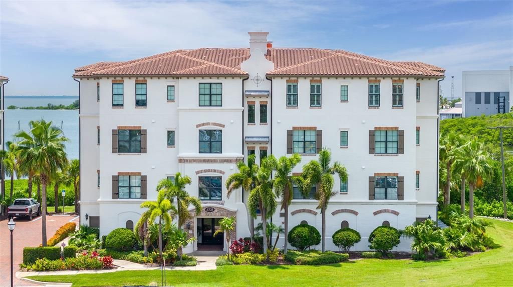 合同活跃: $1,854,900 (3 贝兹, 3 浴室, 2982 平方英尺)