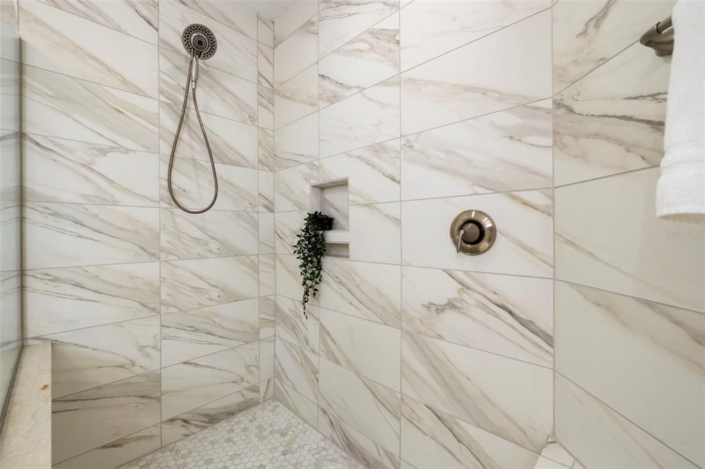 合同活跃: $1,854,900 (3 贝兹, 3 浴室, 2982 平方英尺)