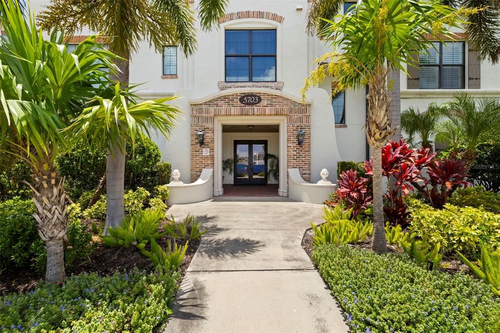 合同活跃: $1,854,900 (3 贝兹, 3 浴室, 2982 平方英尺)