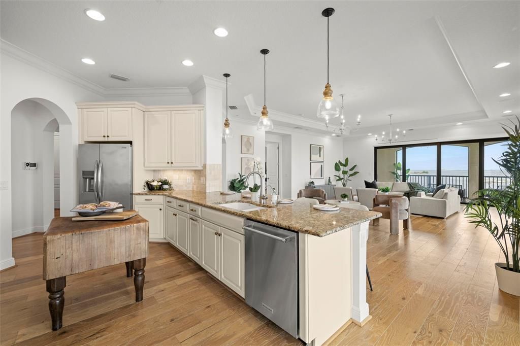 合同活跃: $1,854,900 (3 贝兹, 3 浴室, 2982 平方英尺)