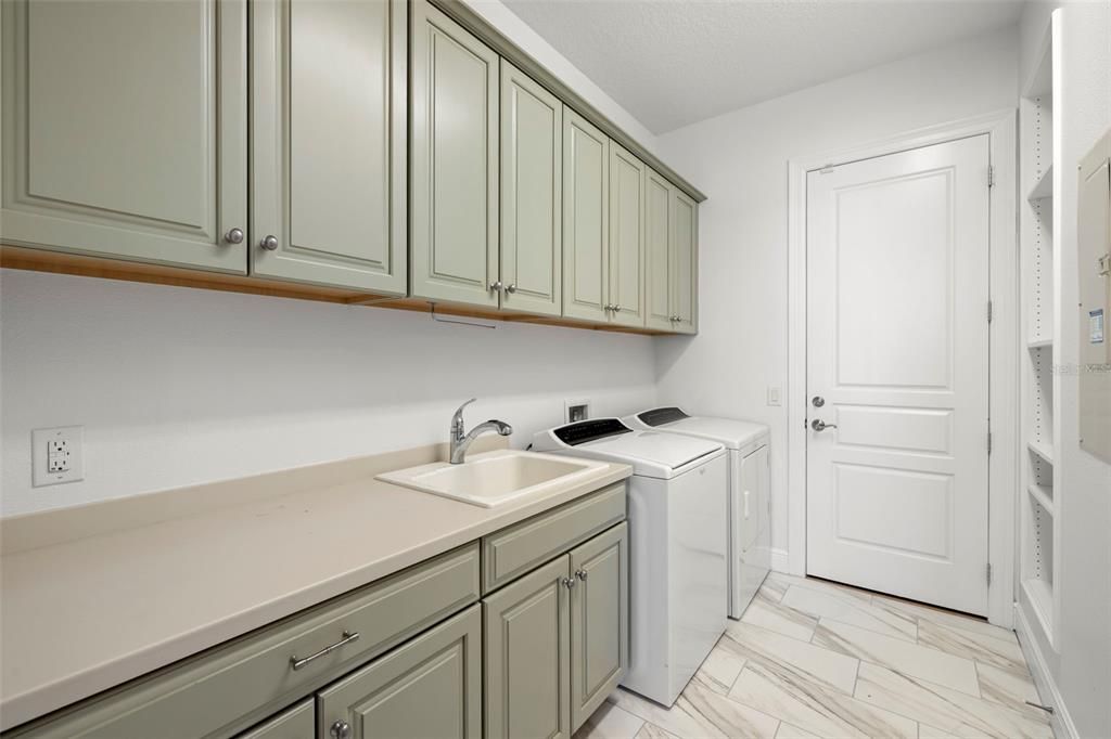 合同活跃: $1,854,900 (3 贝兹, 3 浴室, 2982 平方英尺)