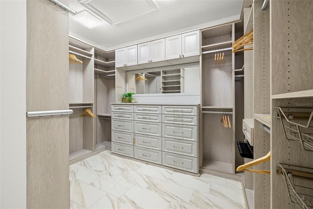 合同活跃: $1,854,900 (3 贝兹, 3 浴室, 2982 平方英尺)