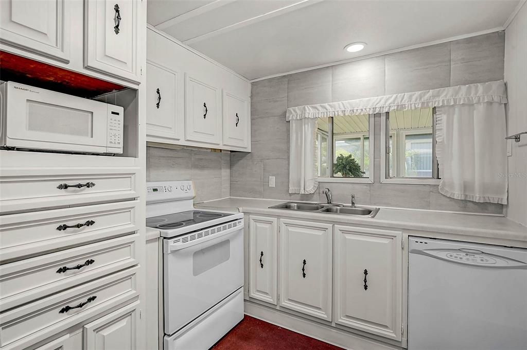 For Sale: $149,000 (2 beds, 2 baths, 1113 Square Feet)