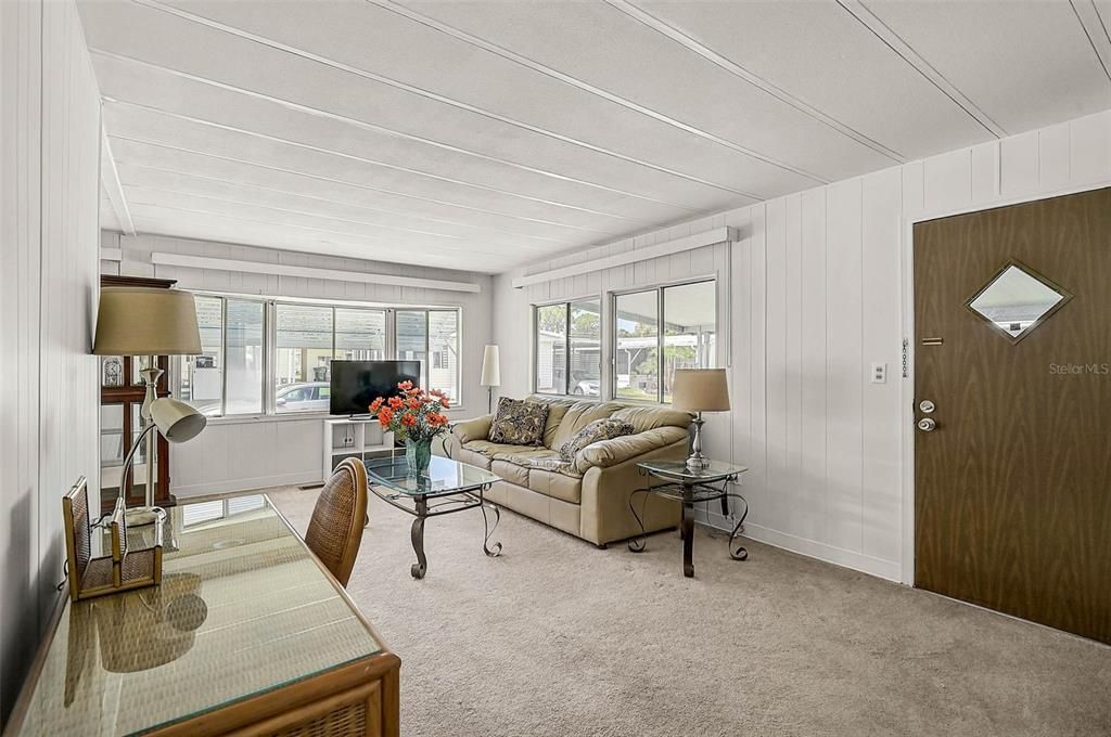 For Sale: $149,000 (2 beds, 2 baths, 1113 Square Feet)