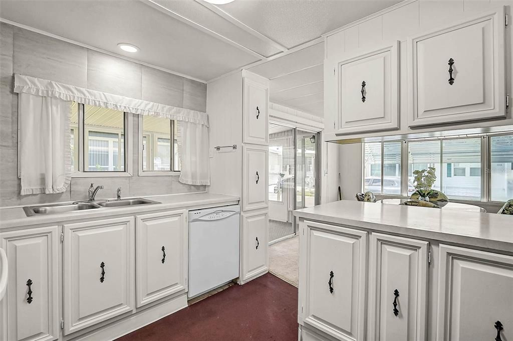 For Sale: $149,000 (2 beds, 2 baths, 1113 Square Feet)