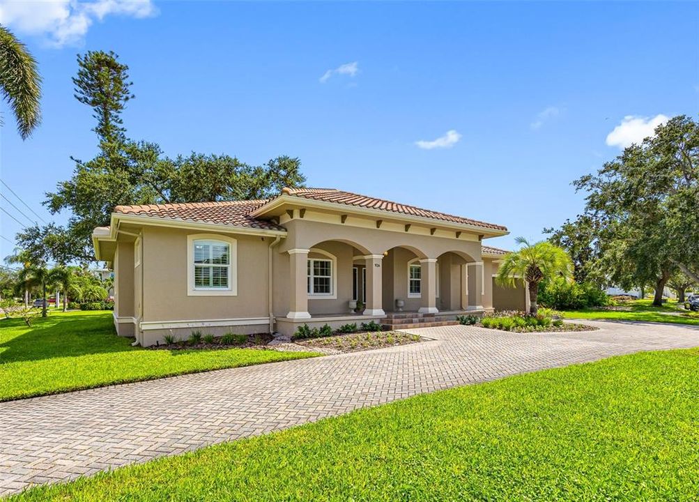 Recently Sold: $950,000 (4 beds, 3 baths, 2554 Square Feet)