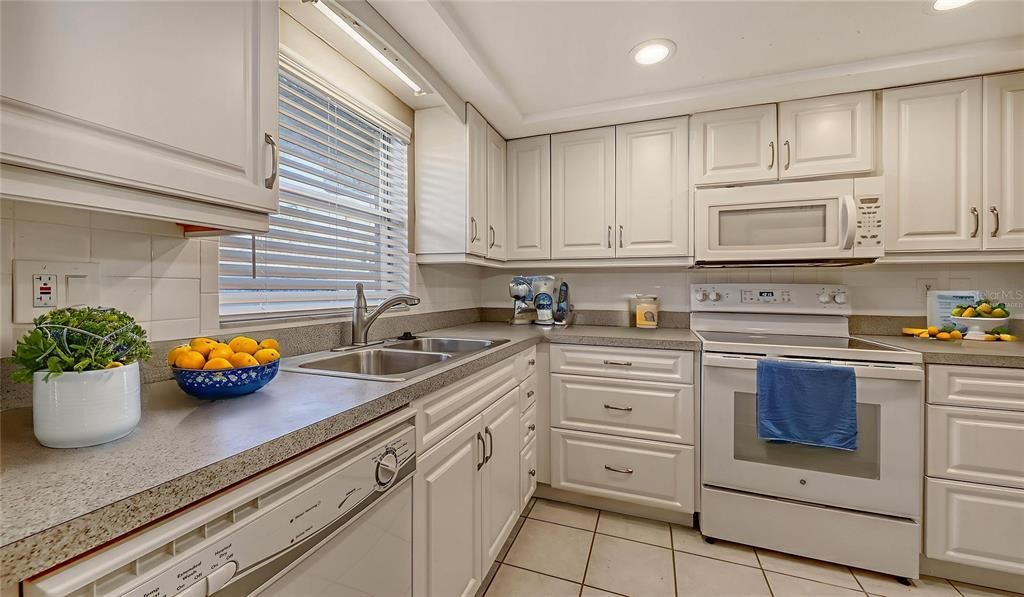 待售: $129,999 (1 贝兹, 1 浴室, 679 平方英尺)