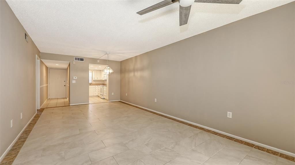 待售: $129,999 (1 贝兹, 1 浴室, 679 平方英尺)