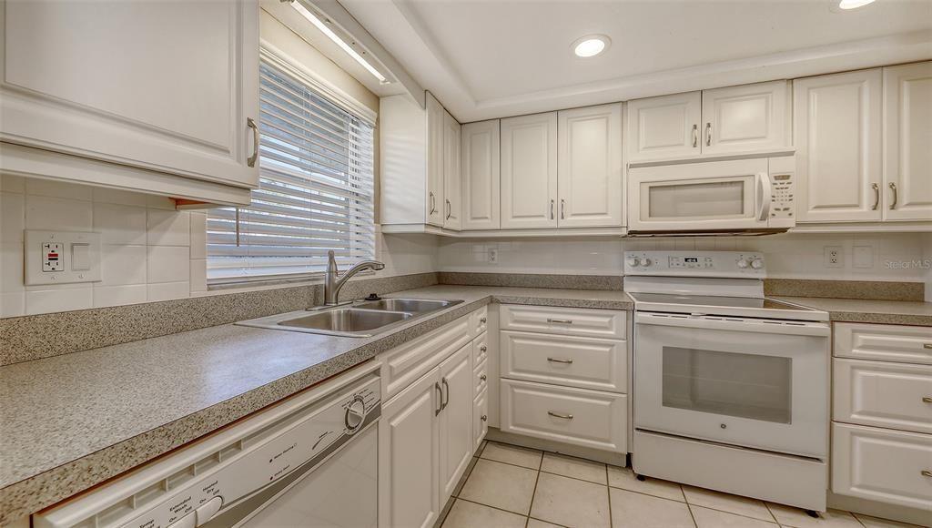 待售: $129,999 (1 贝兹, 1 浴室, 679 平方英尺)