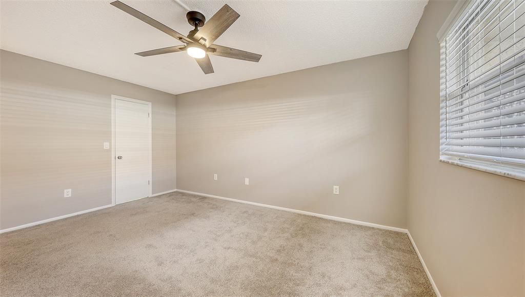 待售: $129,999 (1 贝兹, 1 浴室, 679 平方英尺)