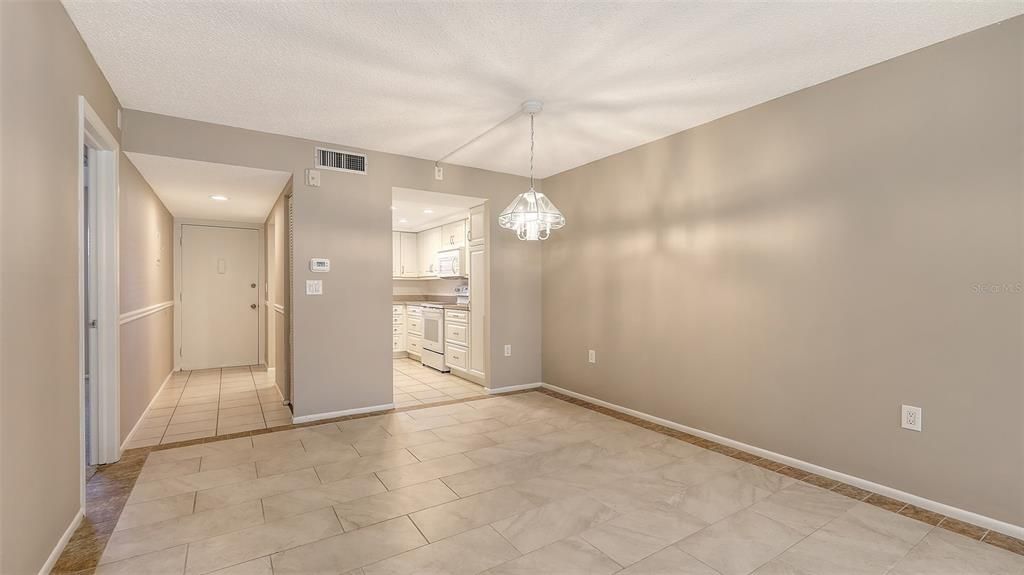 待售: $129,999 (1 贝兹, 1 浴室, 679 平方英尺)