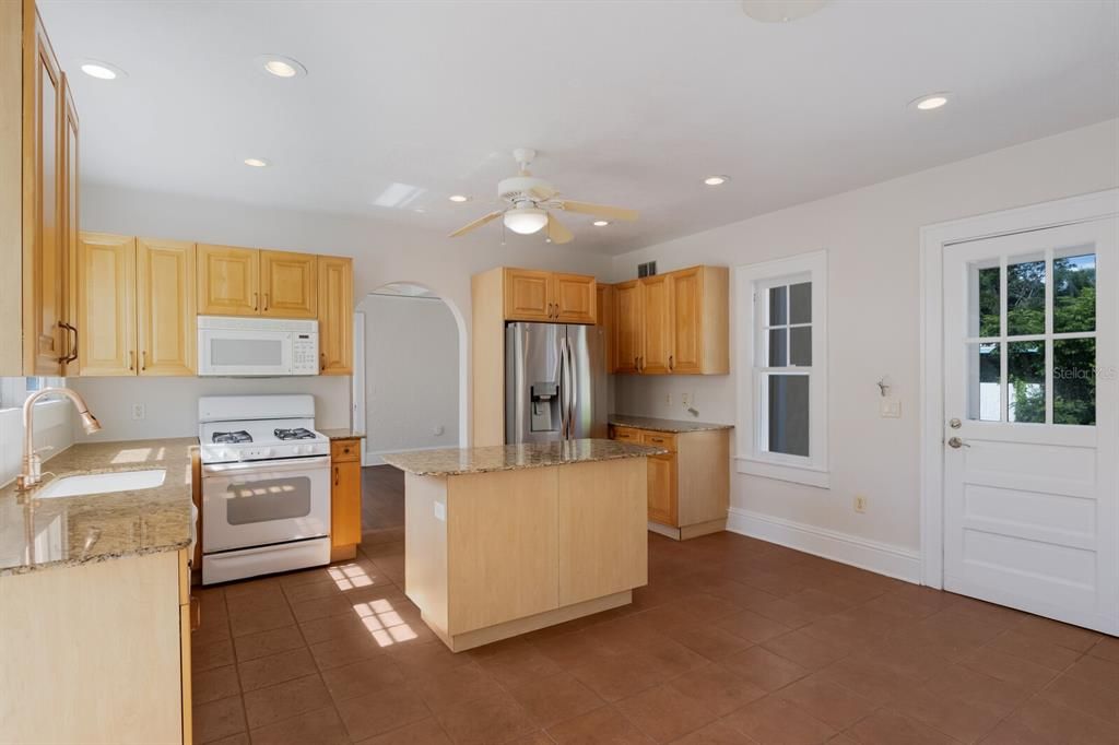 For Sale: $1,395,000 (3 beds, 2 baths, 1994 Square Feet)