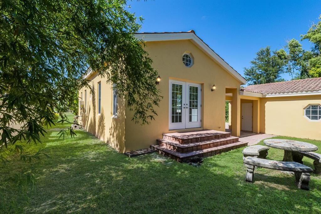 For Sale: $1,395,000 (3 beds, 2 baths, 1994 Square Feet)