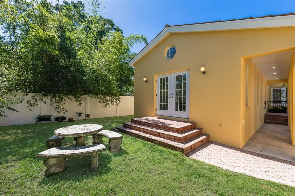 For Sale: $1,395,000 (3 beds, 2 baths, 1994 Square Feet)