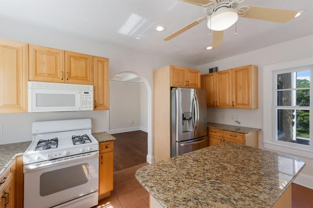 For Sale: $1,395,000 (3 beds, 2 baths, 1994 Square Feet)