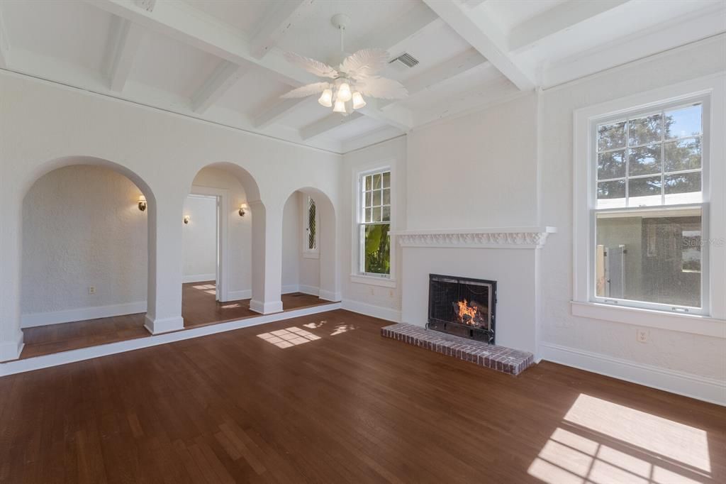 For Sale: $1,395,000 (3 beds, 2 baths, 1994 Square Feet)