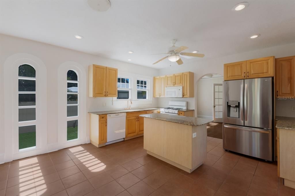 For Sale: $1,395,000 (3 beds, 2 baths, 1994 Square Feet)