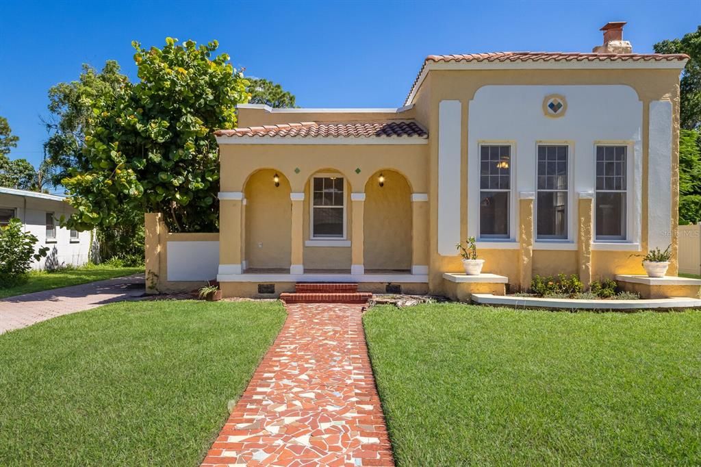 For Sale: $1,395,000 (3 beds, 2 baths, 1994 Square Feet)