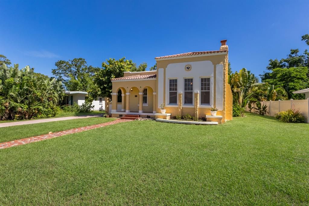 For Sale: $1,395,000 (3 beds, 2 baths, 1994 Square Feet)