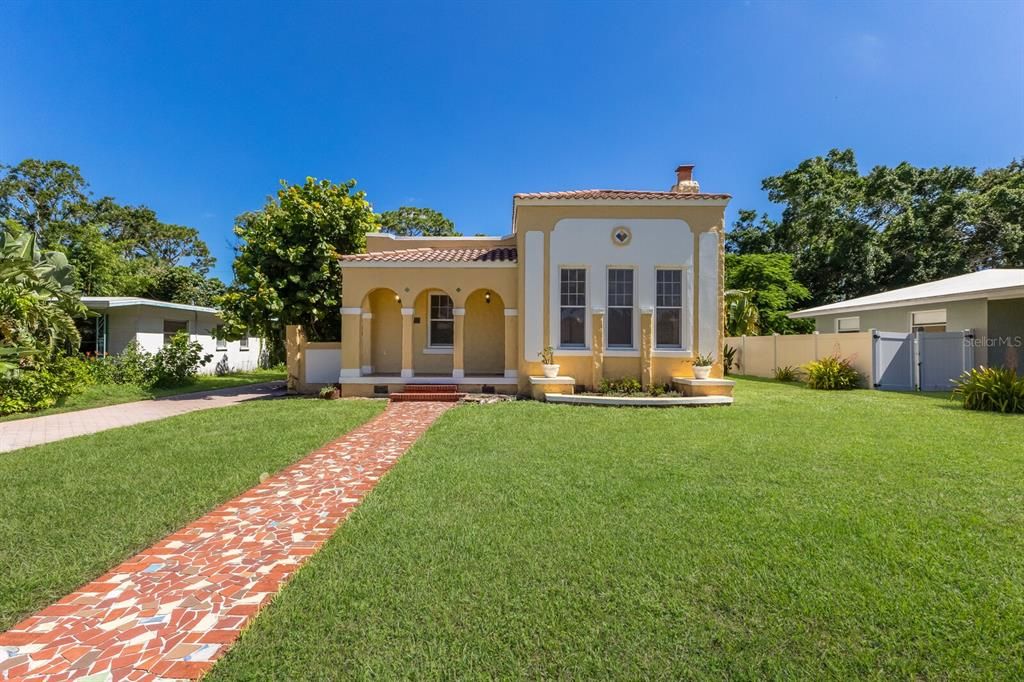 For Sale: $1,395,000 (3 beds, 2 baths, 1994 Square Feet)