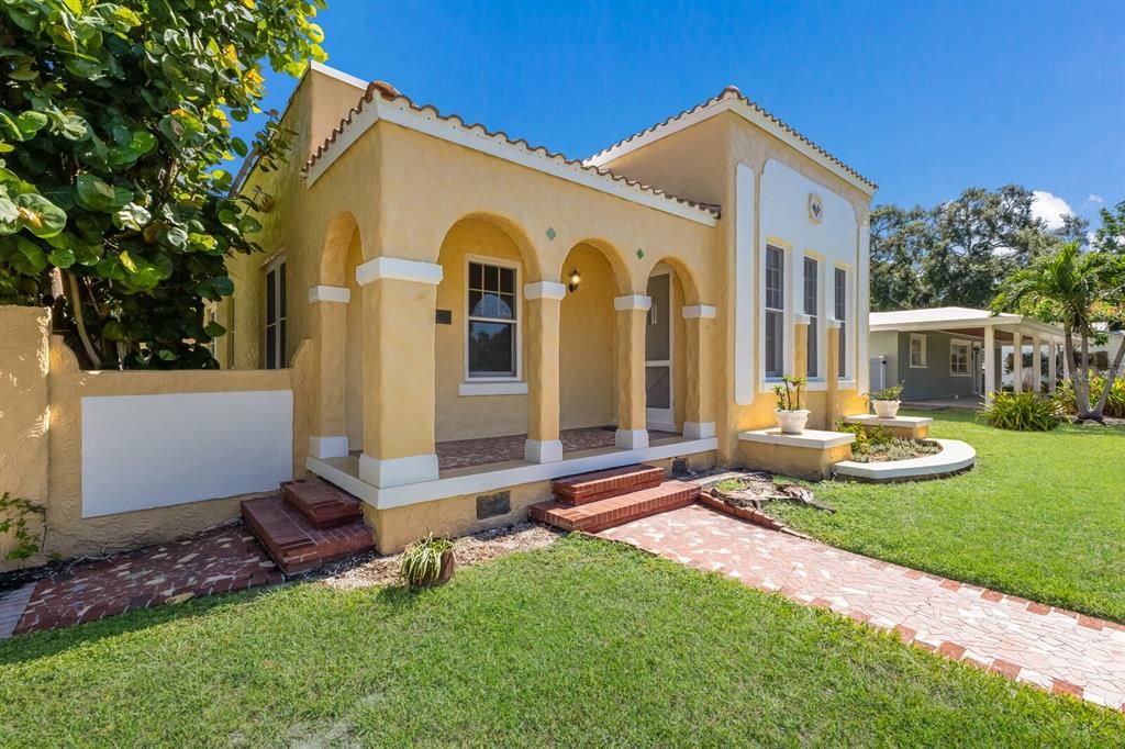 For Sale: $1,395,000 (3 beds, 2 baths, 1994 Square Feet)