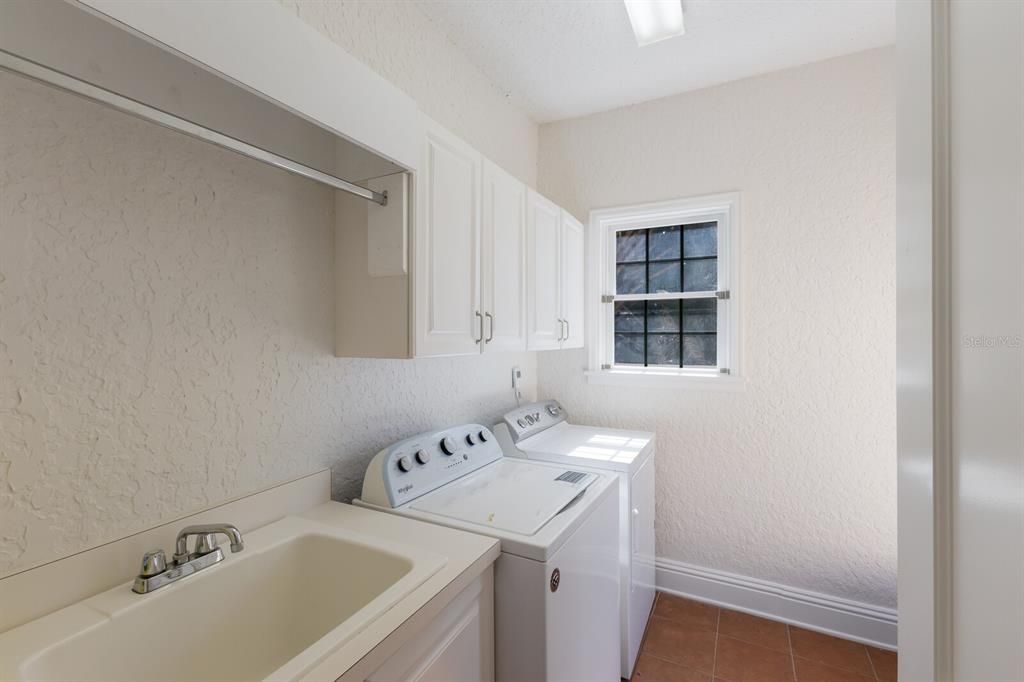 For Sale: $1,395,000 (3 beds, 2 baths, 1994 Square Feet)