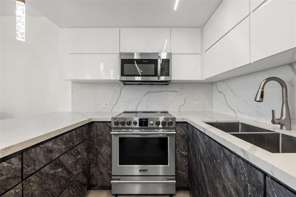 For Sale: $399,000 (2 beds, 2 baths, 843 Square Feet)