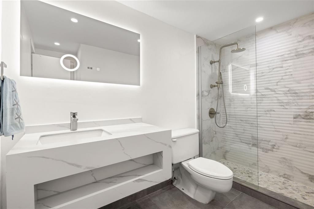 For Sale: $399,000 (2 beds, 2 baths, 843 Square Feet)