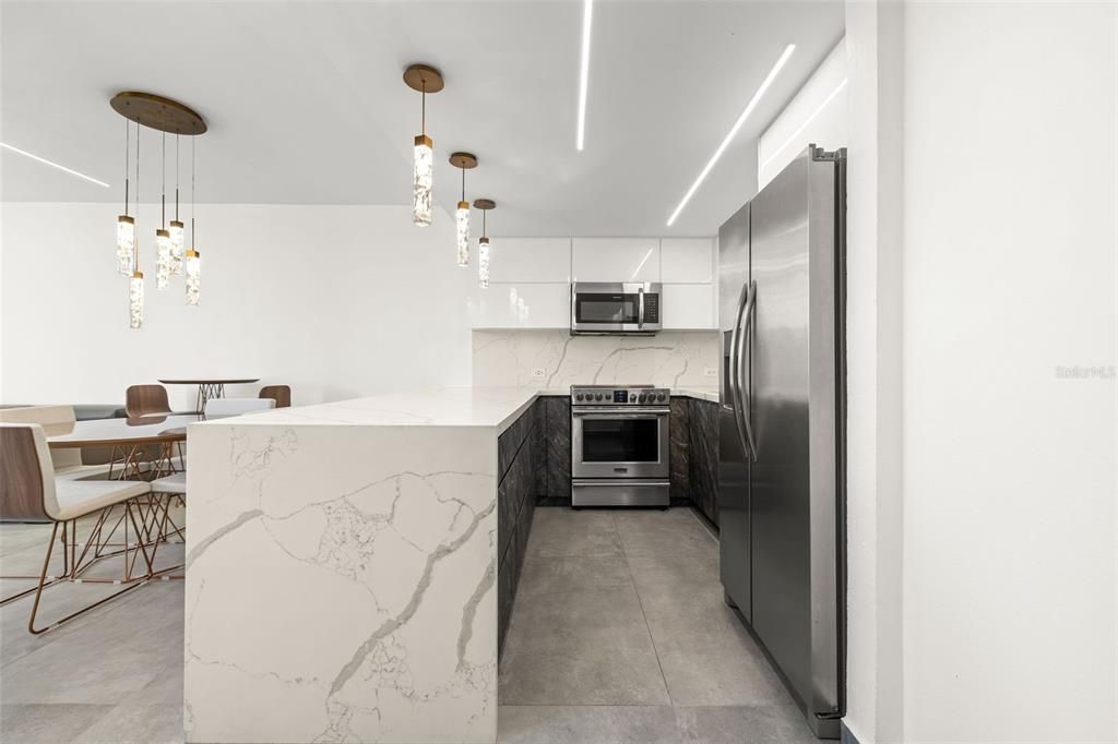 For Sale: $399,000 (2 beds, 2 baths, 843 Square Feet)