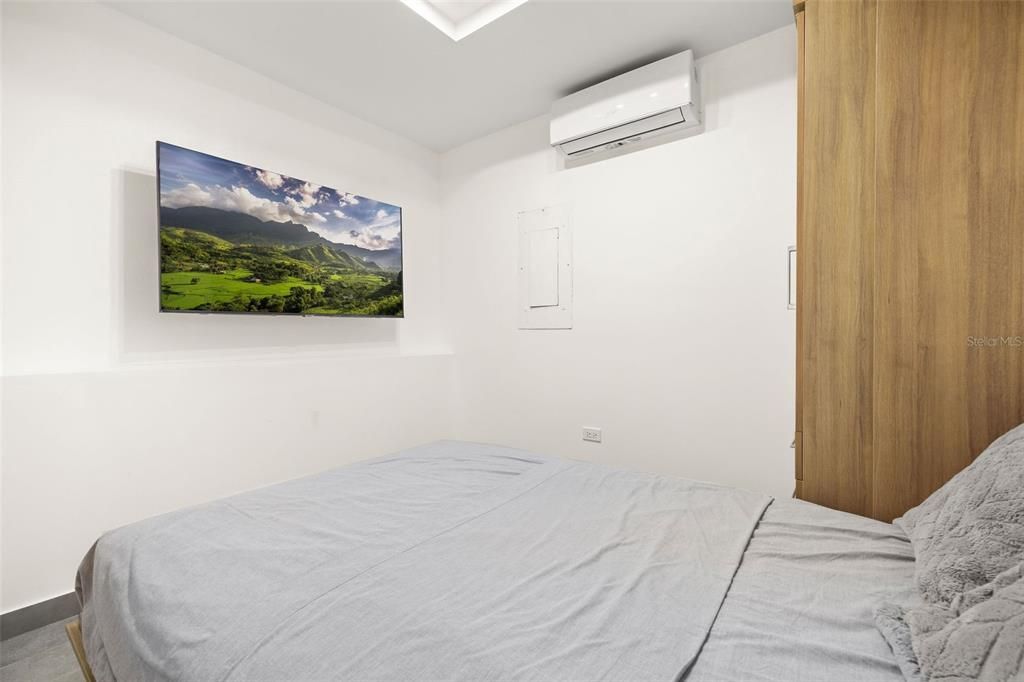 For Sale: $399,000 (2 beds, 2 baths, 843 Square Feet)