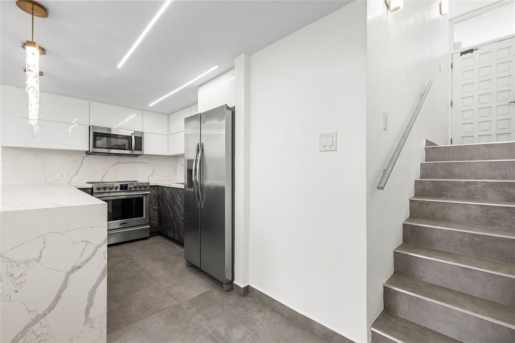 For Sale: $399,000 (2 beds, 2 baths, 843 Square Feet)