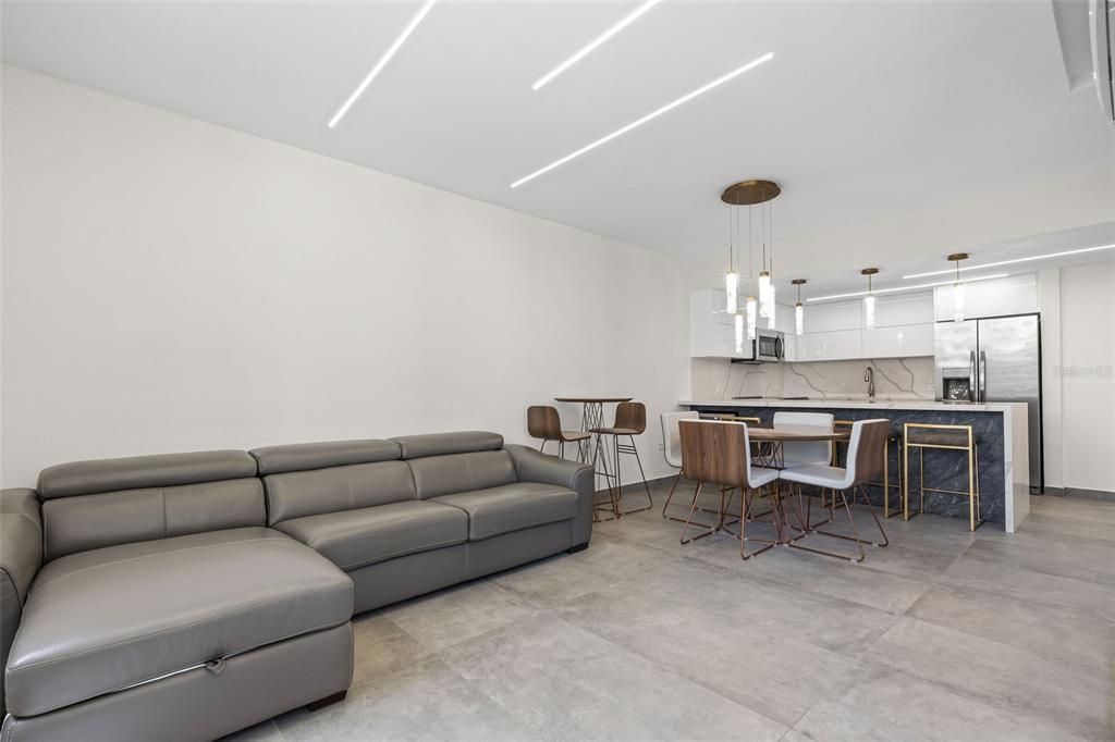 For Sale: $399,000 (2 beds, 2 baths, 843 Square Feet)