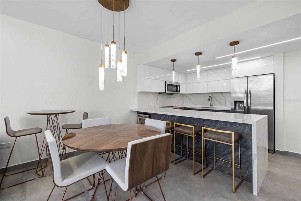 For Sale: $399,000 (2 beds, 2 baths, 843 Square Feet)