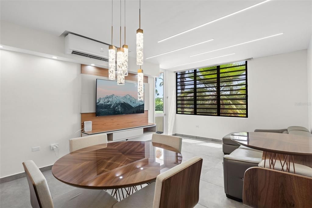 For Sale: $399,000 (2 beds, 2 baths, 843 Square Feet)