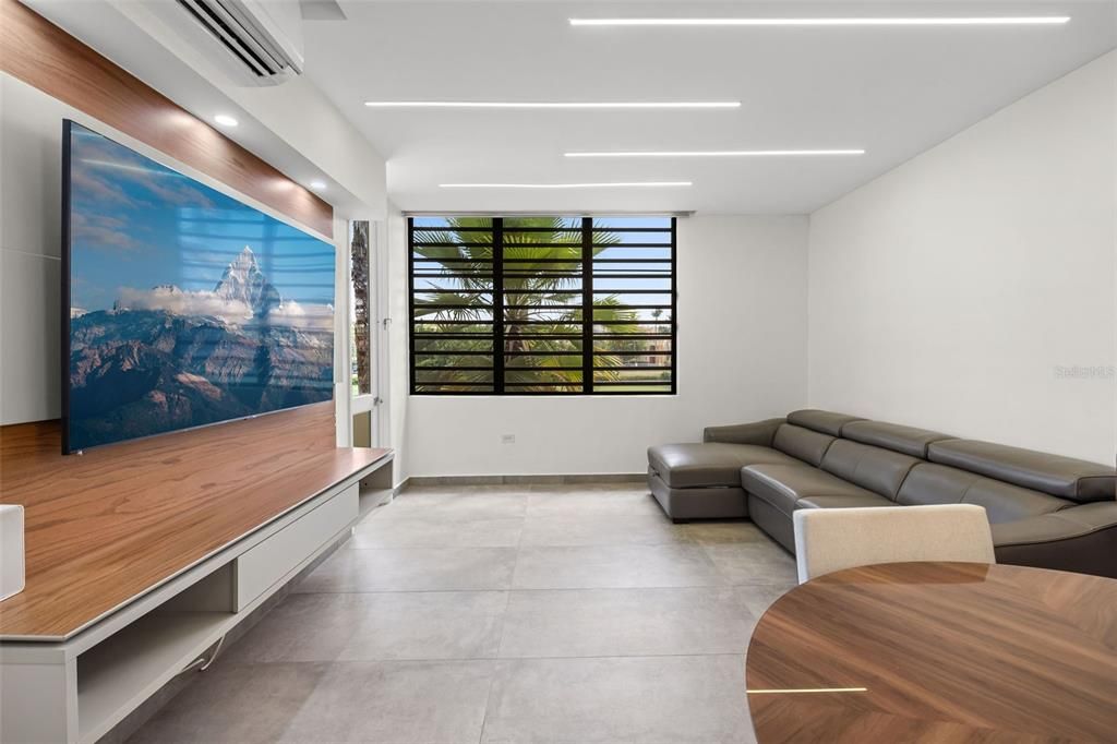 For Sale: $399,000 (2 beds, 2 baths, 843 Square Feet)