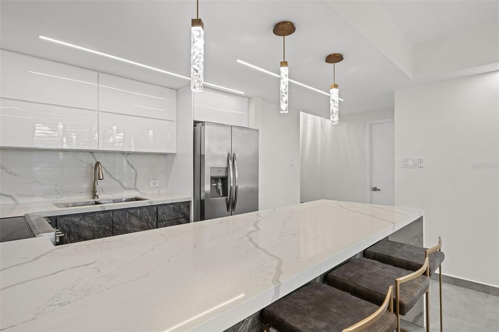 For Sale: $399,000 (2 beds, 2 baths, 843 Square Feet)