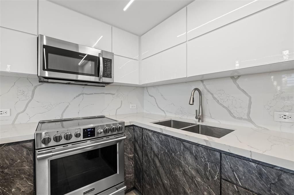 For Sale: $399,000 (2 beds, 2 baths, 843 Square Feet)