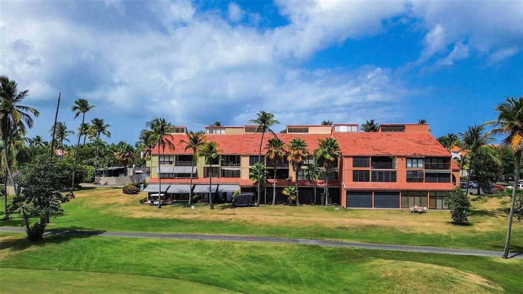 For Sale: $399,000 (2 beds, 2 baths, 843 Square Feet)