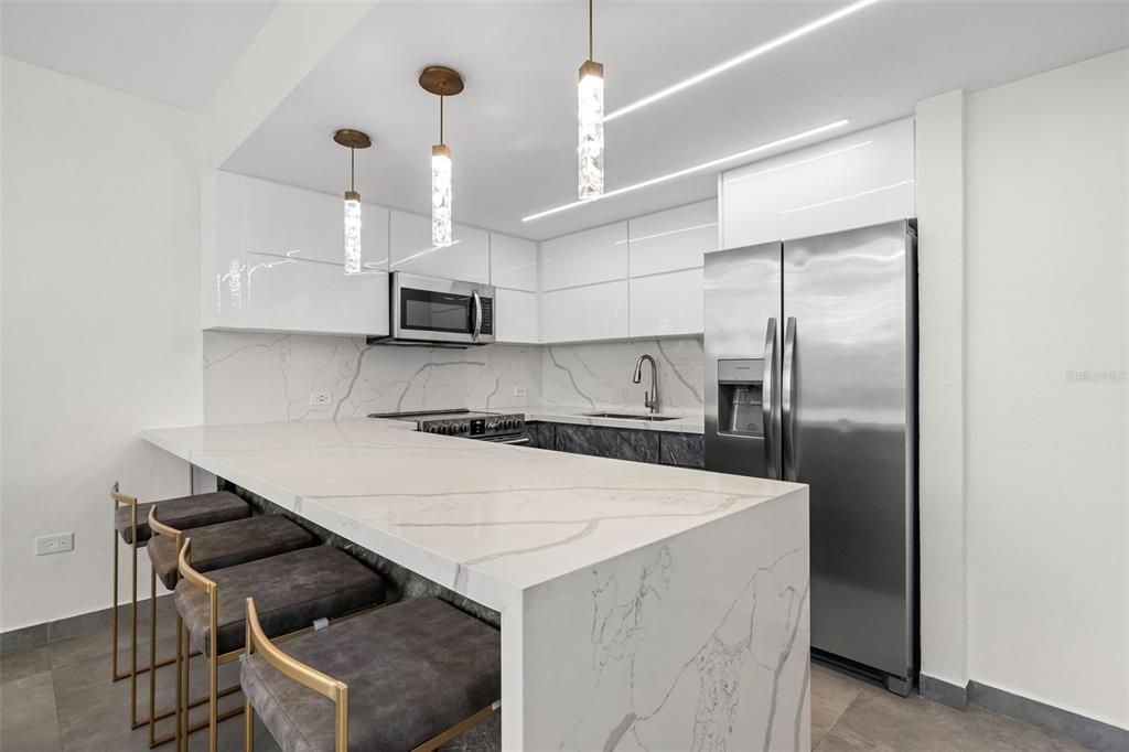 For Sale: $399,000 (2 beds, 2 baths, 843 Square Feet)