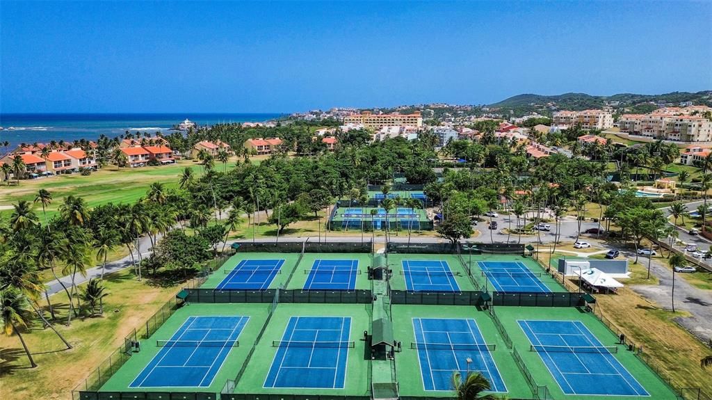 For Sale: $399,000 (2 beds, 2 baths, 843 Square Feet)