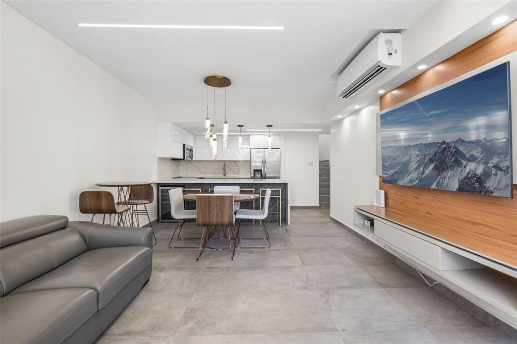 For Sale: $399,000 (2 beds, 2 baths, 843 Square Feet)